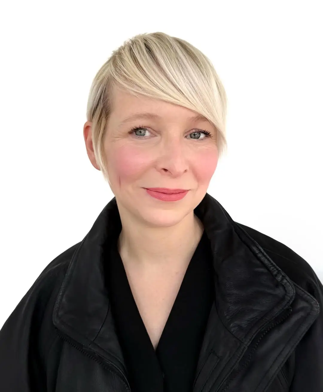 chic summer haircut 2026 Short french pixie with clean soft lines