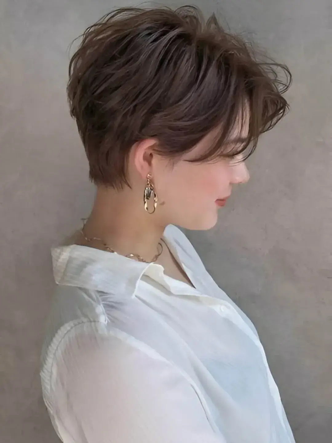 chic summer haircut 2026 Soft shaggy pixie with modern 90s volume