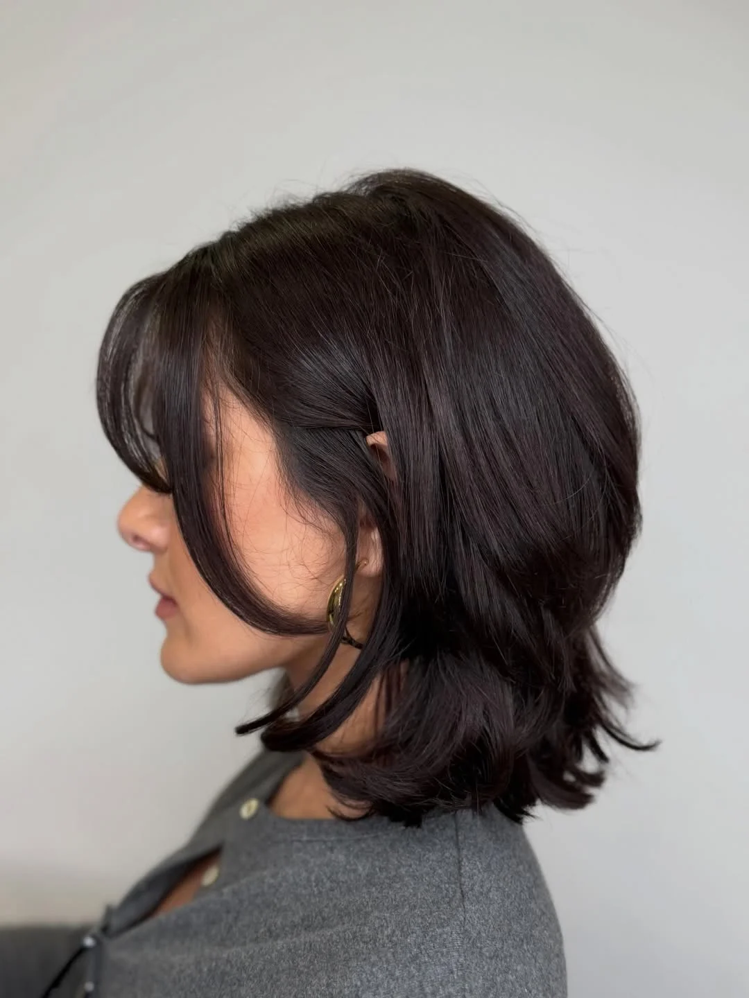 face-framing summer butterfly haircut 2026 Short Butterfly Bob with Curtain Bang Energy