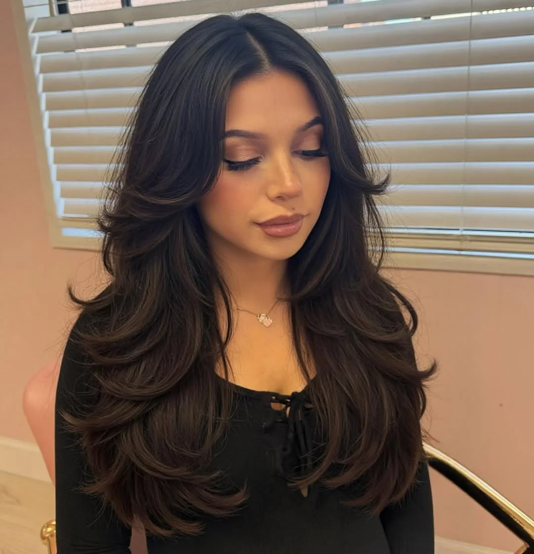 face-framing summer butterfly haircut 2026 Voluminous Dark Layers with Soft 90s Glam