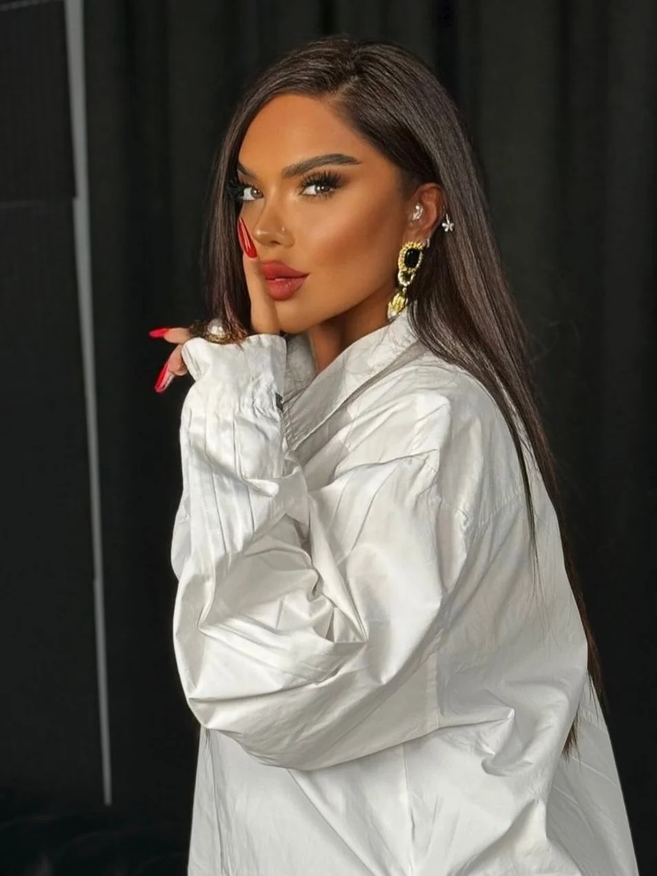 layered summer haircuts for fuller faces 2026 Sleek Straight Layers With Minimal Weight