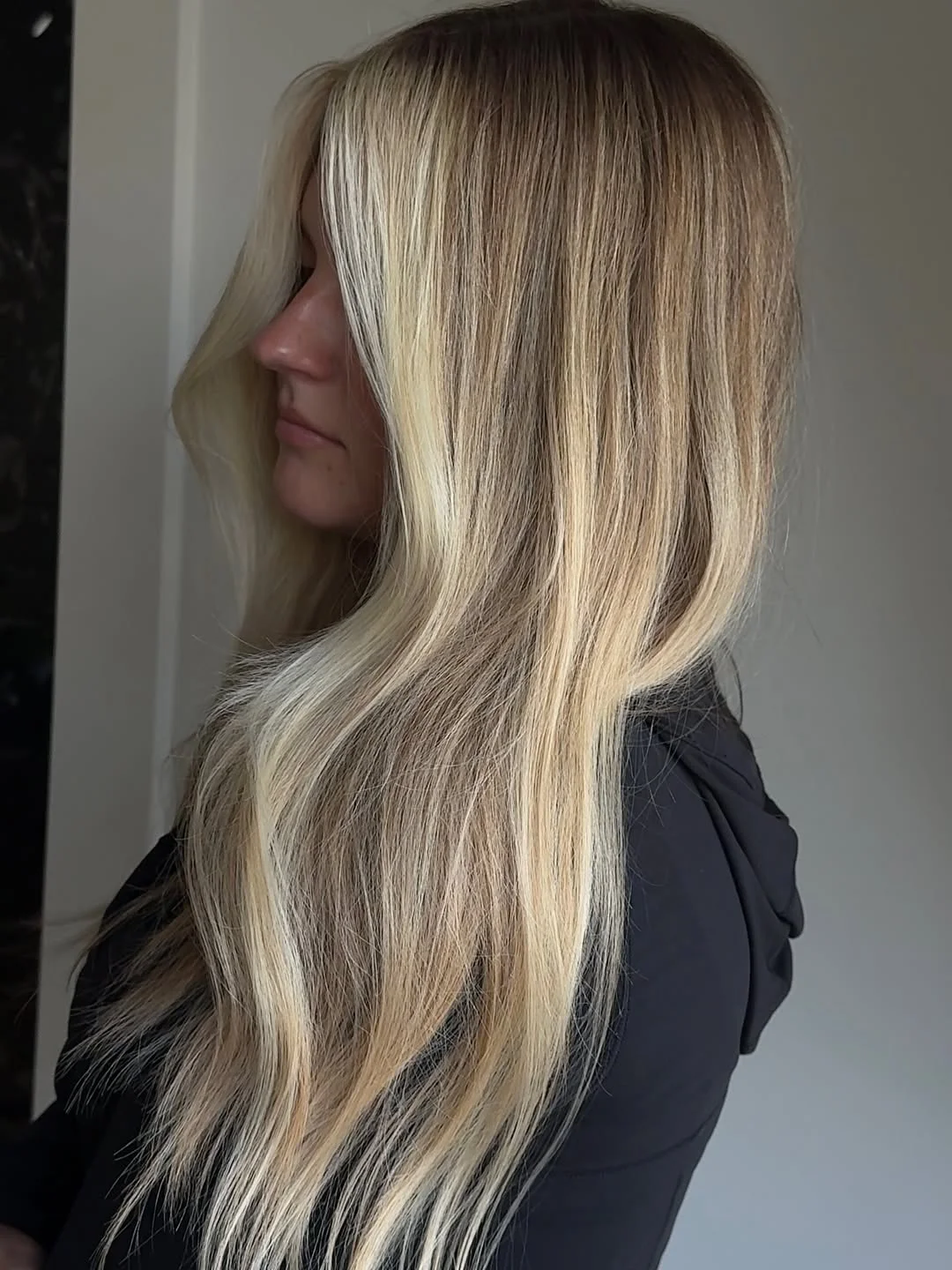 layered summer haircuts for fuller faces 2026 Dimensional Blonde Layers With Subtle Depth