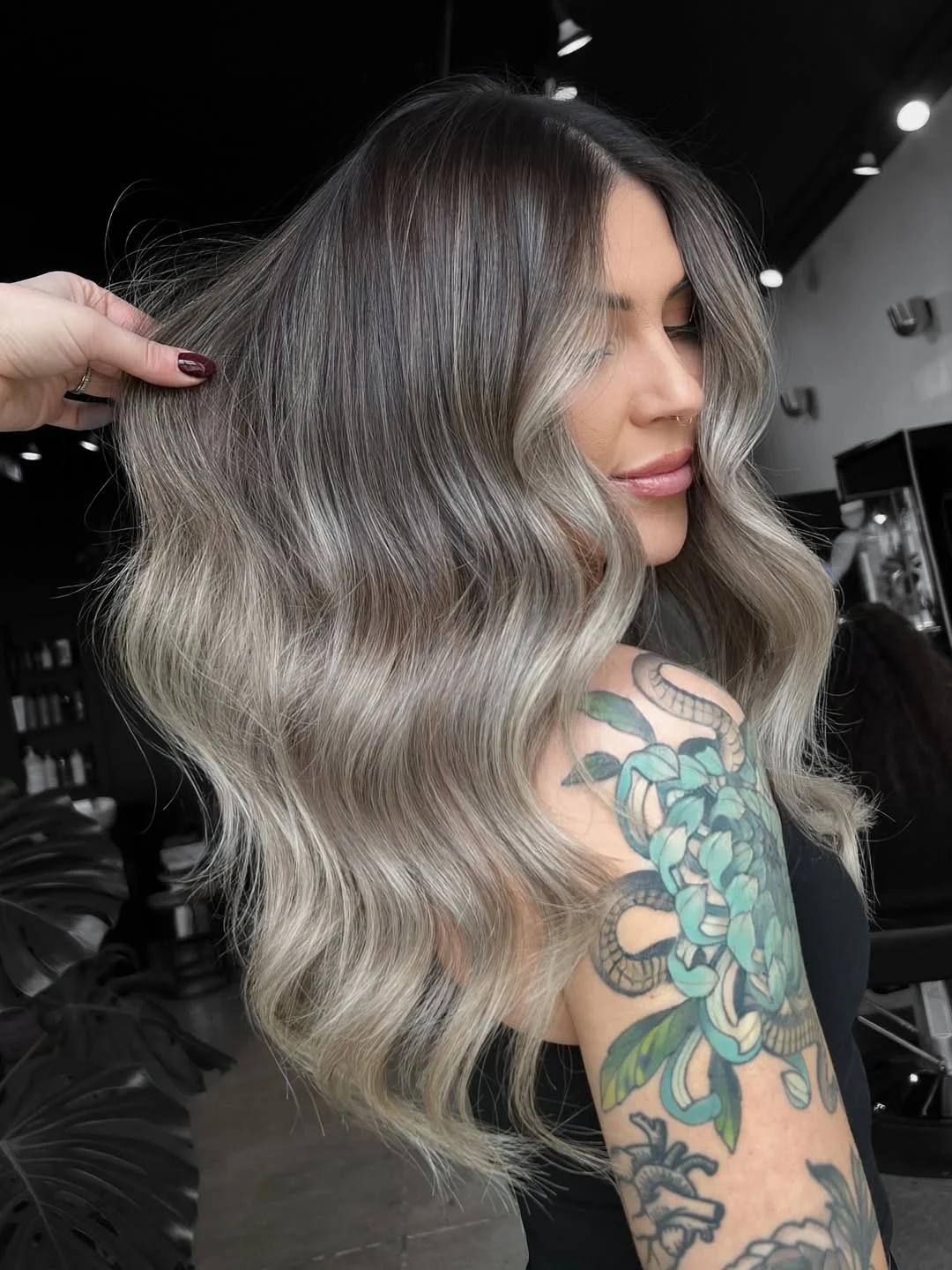 layered summer haircuts for fuller faces 2026 Smoky Dimensional Layers That Quietly Sculpt