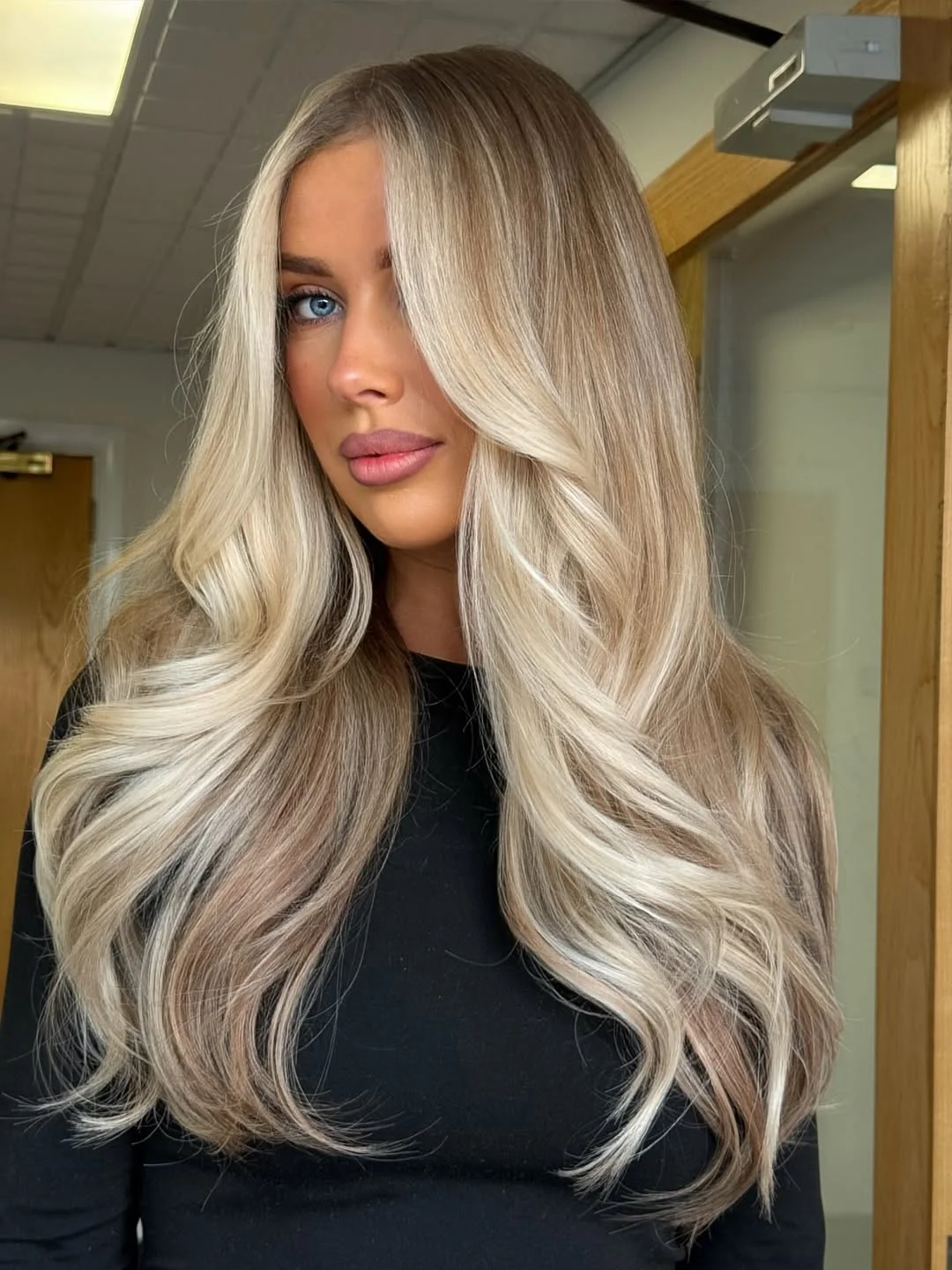 layered summer haircuts for fuller faces 2026 Soft Blonde Layers With Face-Framing Light