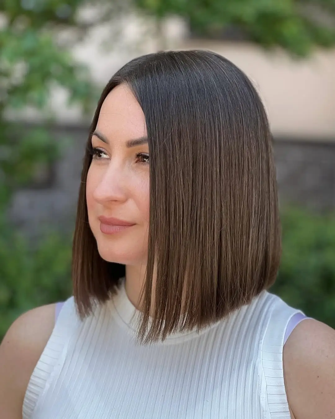 sleek summer bob haircut 2026 Minimal straight bob with center balance