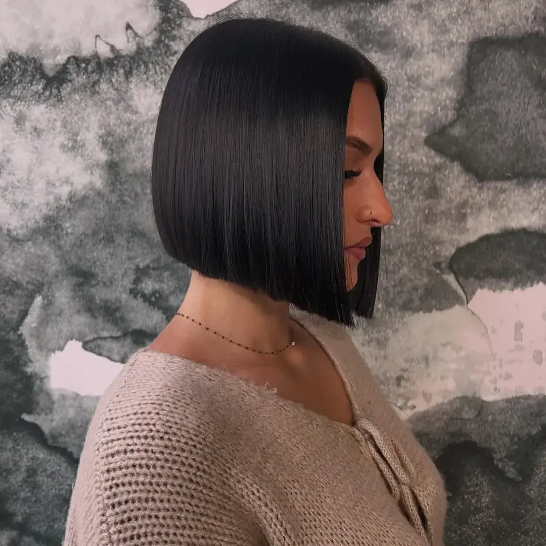 sleek summer bob haircut 2026 Glossy blunt bob with ultra sleek finish