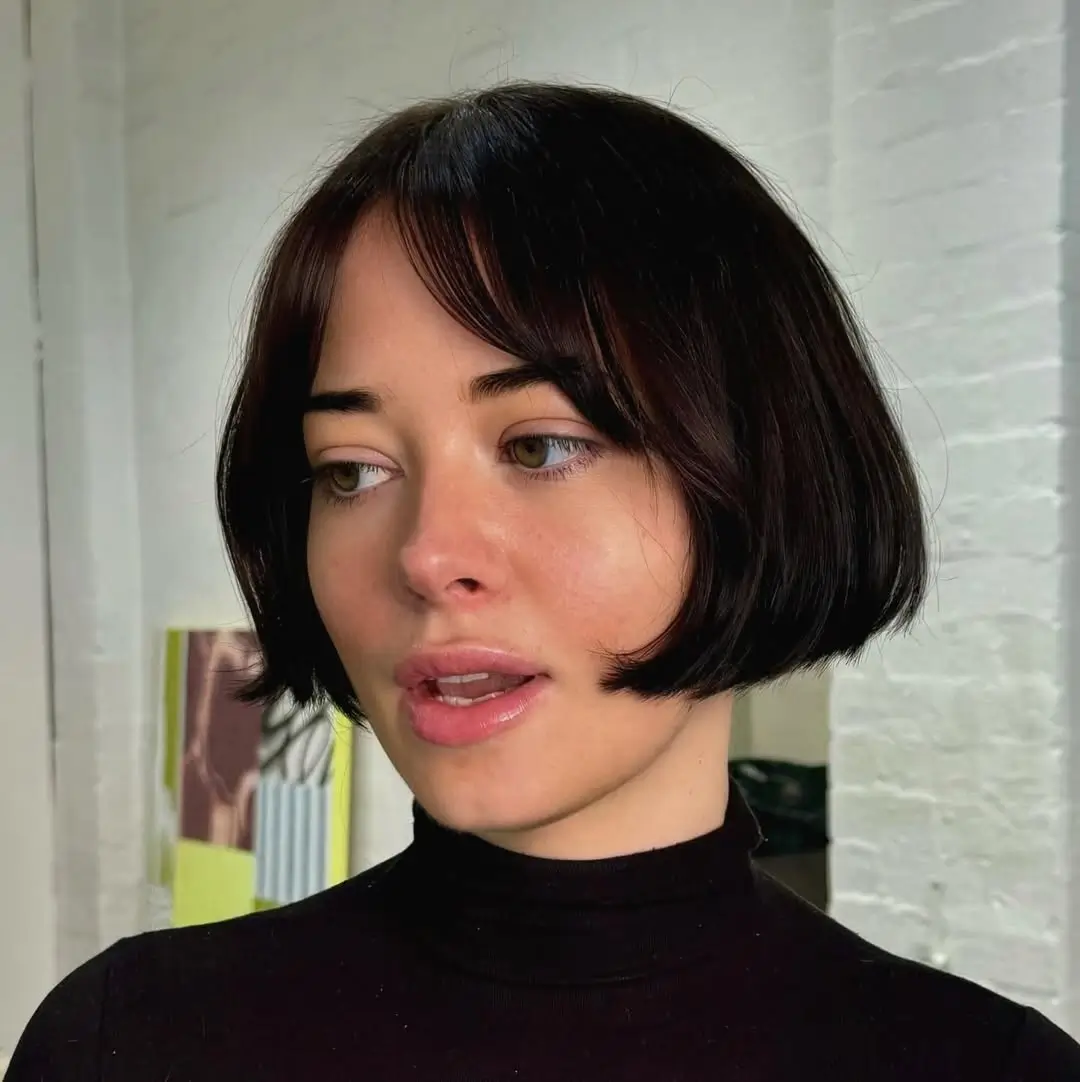 sleek summer bob haircut 2026 Soft curved bob with delicate fringe