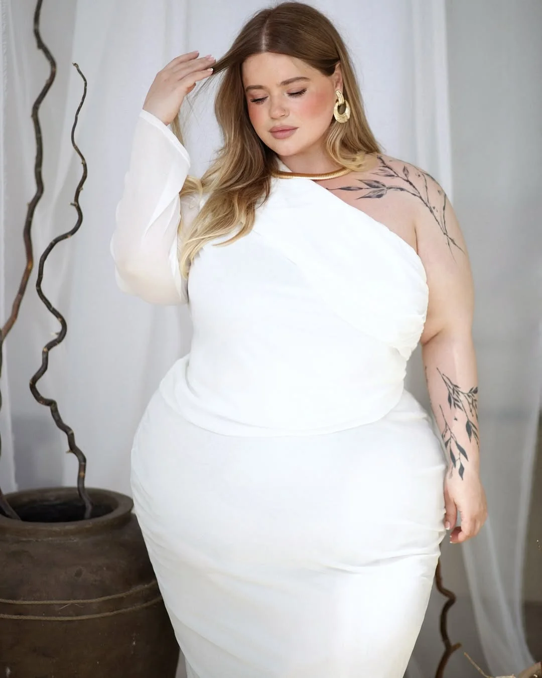 slimming summer haircuts for plus size women 2026 Soft Blonde Contour with a Feminine Face Framing Finish