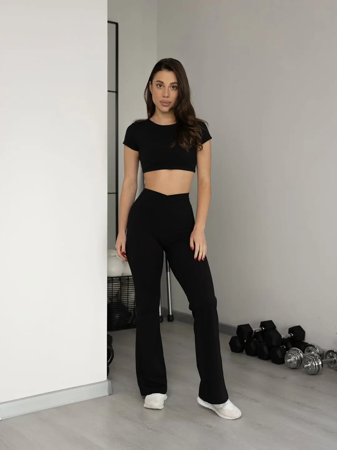 summer gym for women 2026 Minimal black sets with sculpted lines