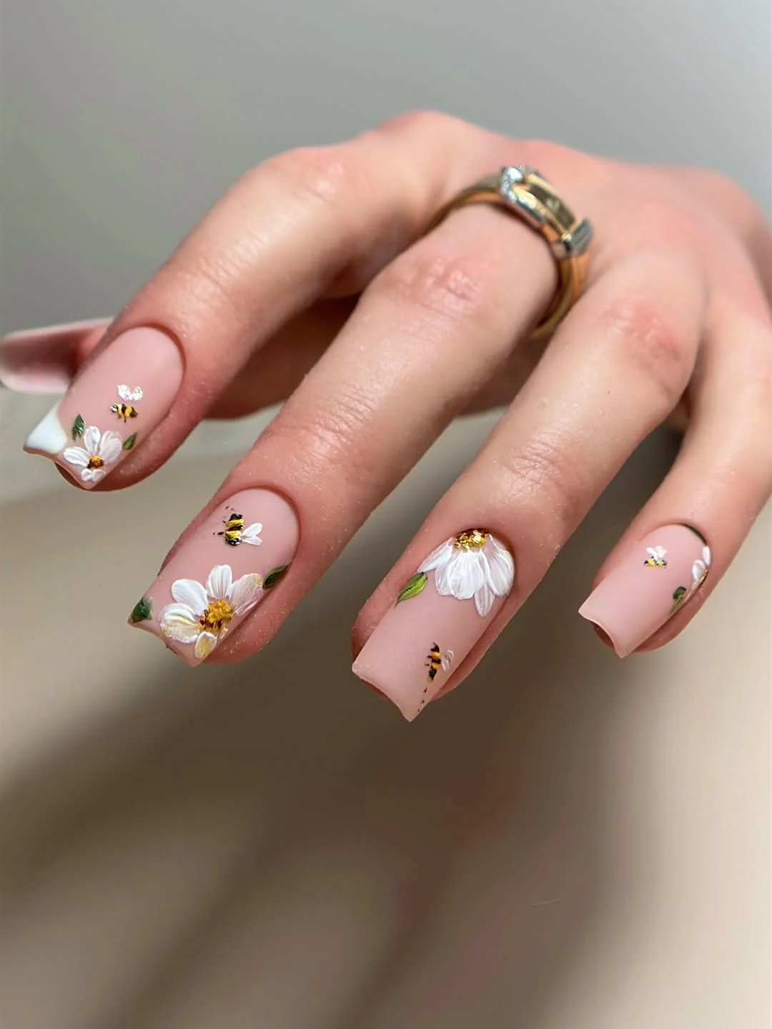 cute summer flower nails 2026 Minimal Daisy And Bee Square Nails