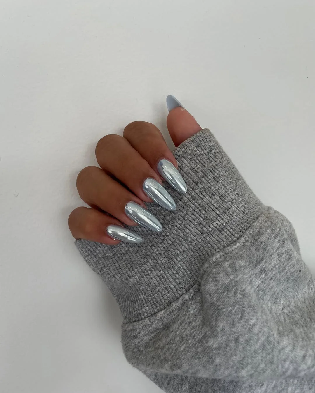 June Nail Colors ideas 2026 - Summer Trends 2026 Liquid Silver Chrome Nails