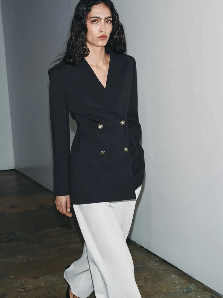 June Outfits Ideas - Summer Trends 2026 Sharp Black Blazers Are Replacing Traditional Office Looks