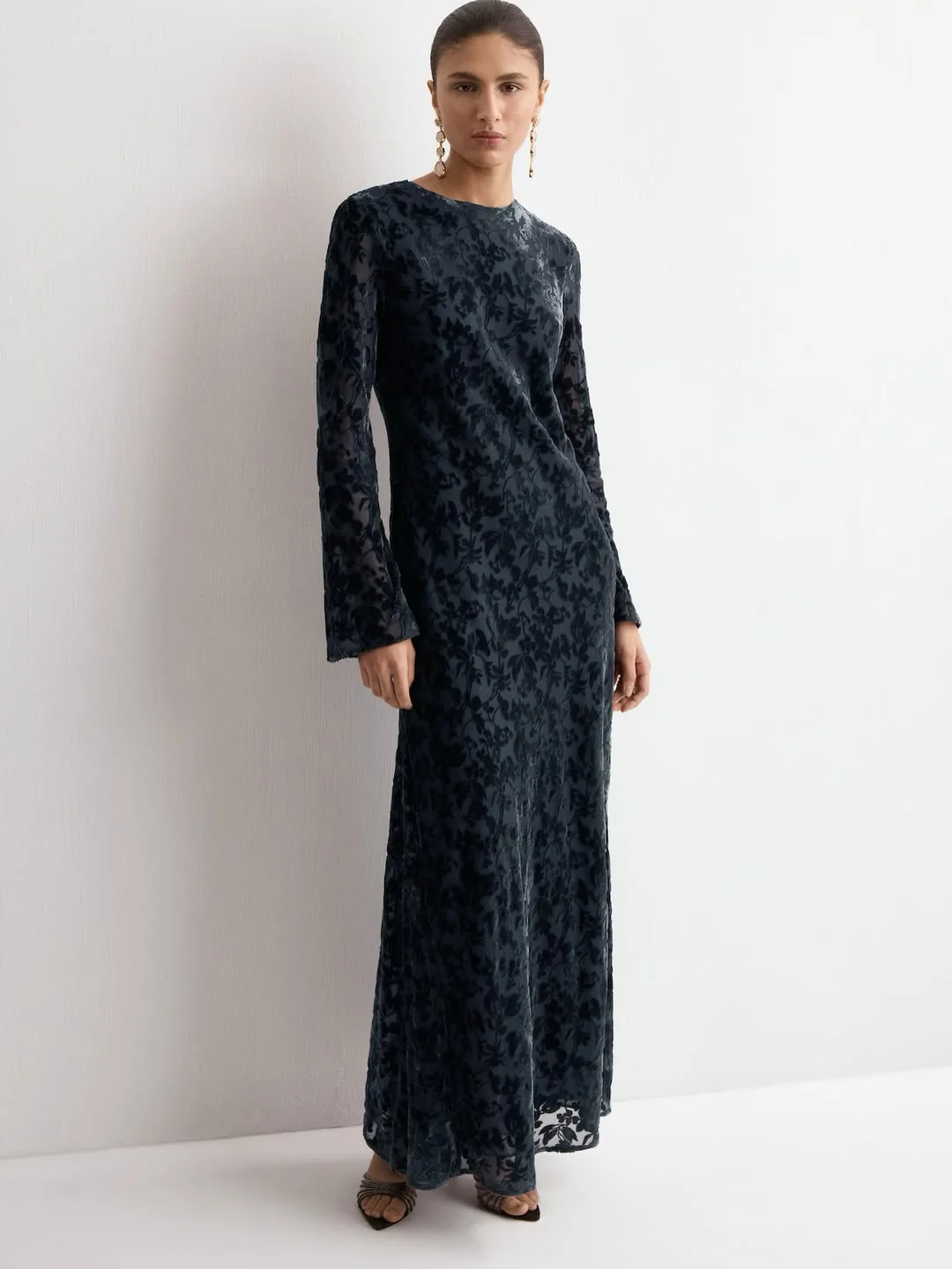 June Outfits Ideas - Summer Trends 2026 Dark Floral Evening Dresses Feel Sophisticated Again