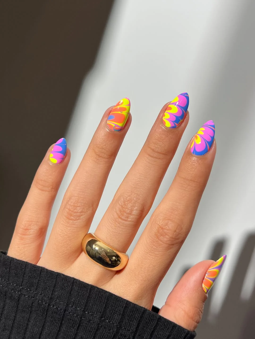 Summer nail art ideas 2026 Retro Swirl Nail Art with a Late Summer Glow