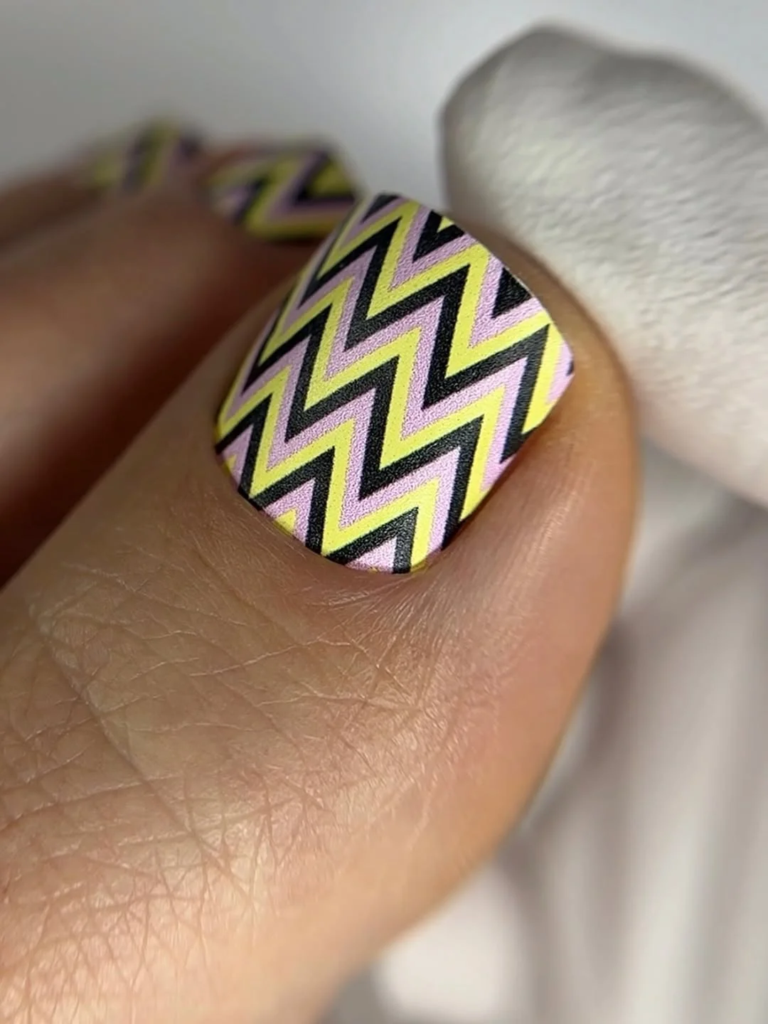 summer pedicure colors 2026 Graphic Zigzag Nails With Bright Summer Energy