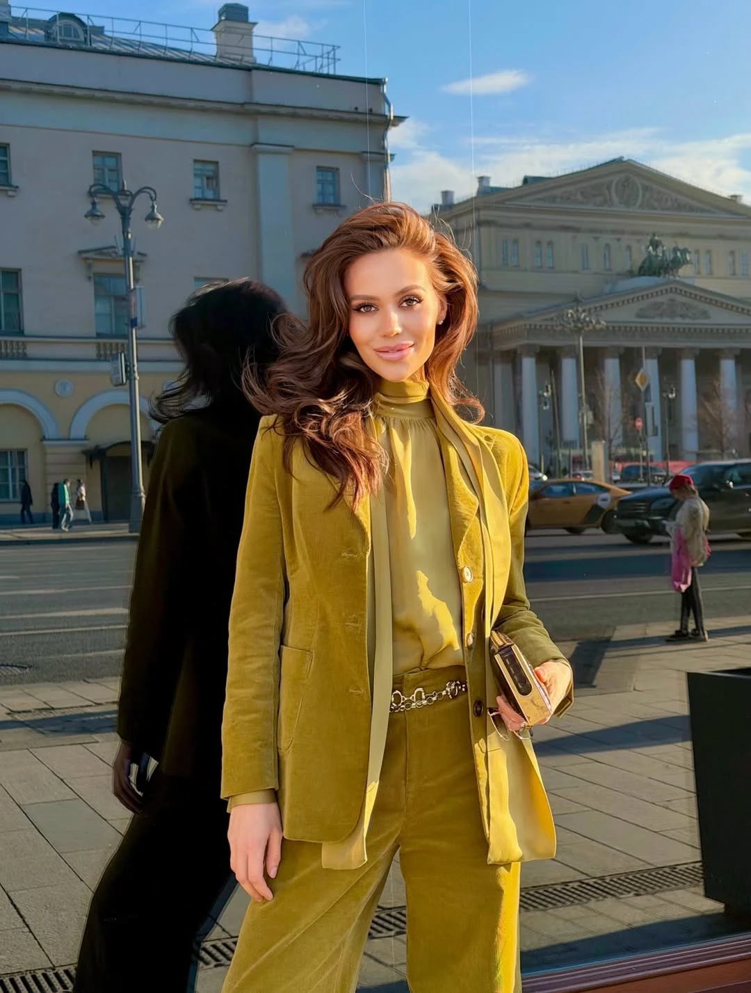 chic fall outfits for women in 30s style 2026 Olive Velvet and the Return of Rich Autumn Color