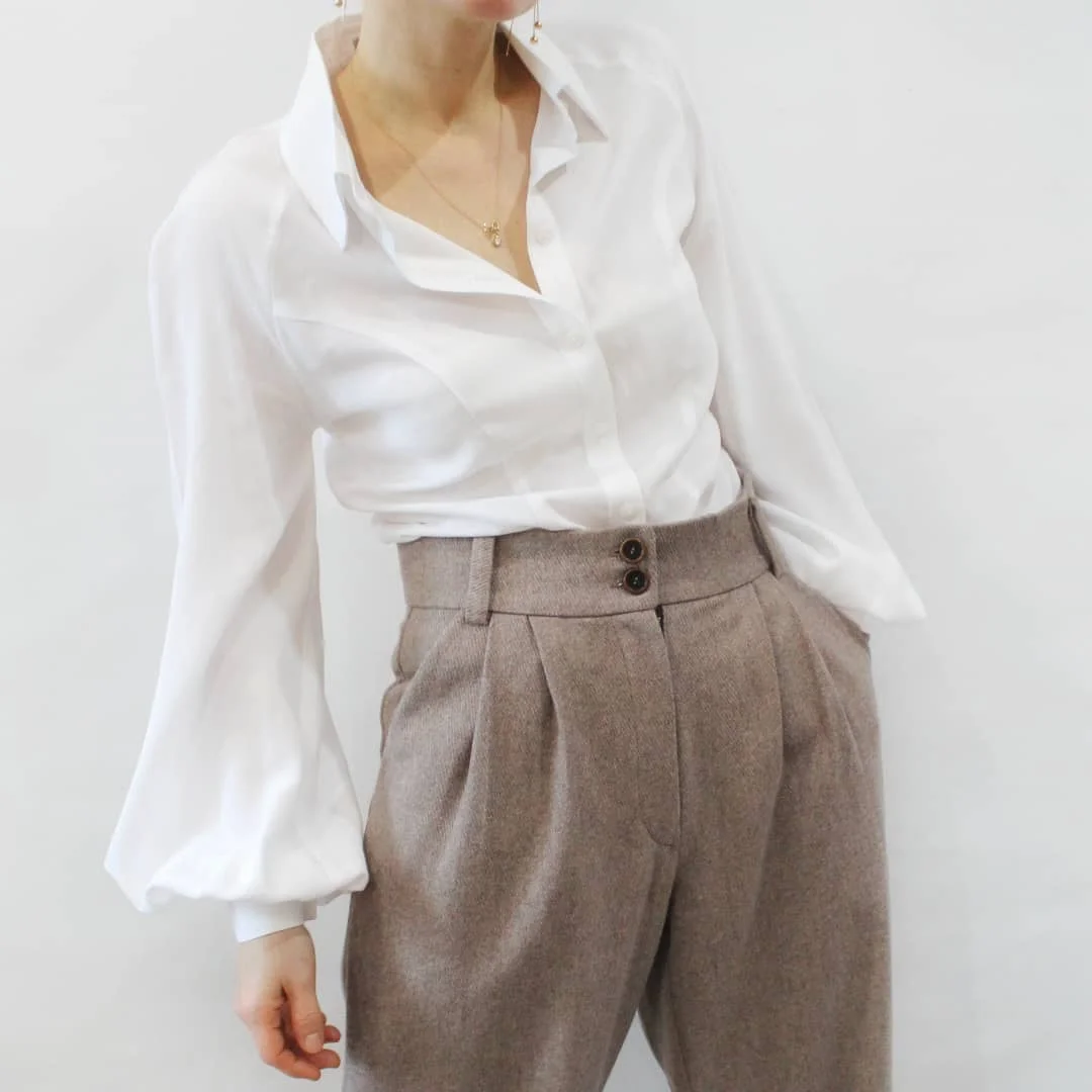 chic fall smart casual office outfits women 2026 Soft Tailoring and the Power of a White Statement Shirt