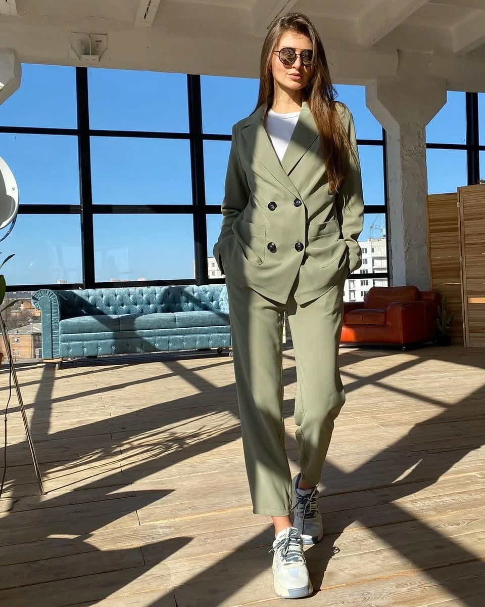 chic fall smart casual office outfits women 2026 The Relaxed Suit Trend That Defines Fall 2026