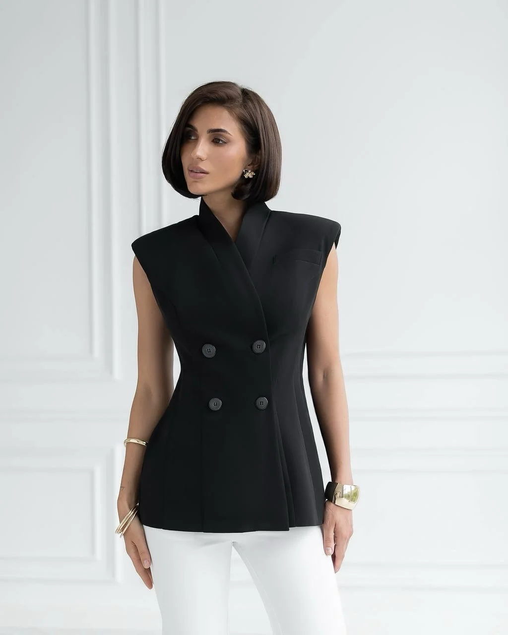 chic fall smart casual office outfits women 2026 Sharp Sleeveless Tailoring With Minimalist Appeal