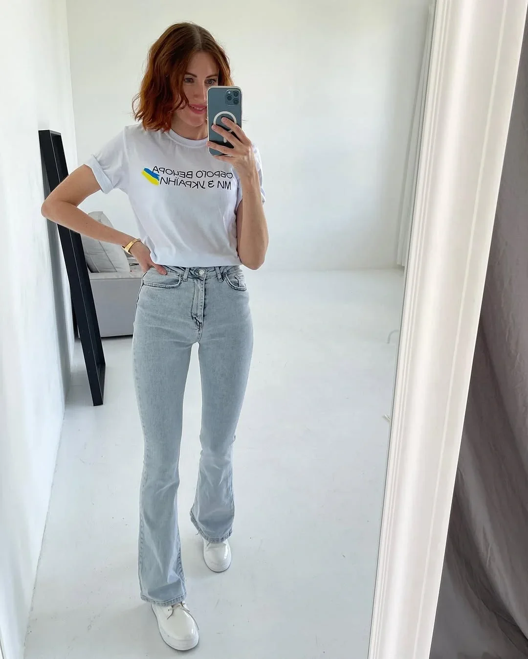 cute fall mom outfits 2026 Light Wash Flare Jeans Bring Back Relaxed Weekend Energy