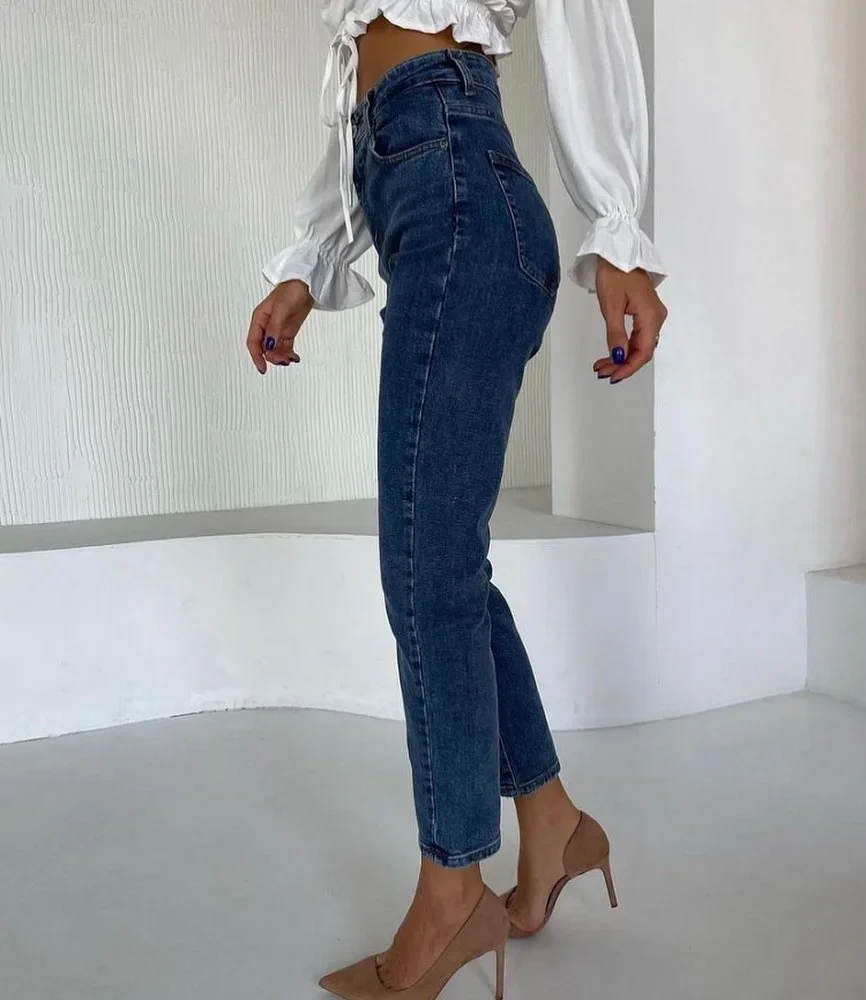cute fall mom outfits 2026 Dark Straight Jeans And Feminine Sleeves Create Timeless Balance