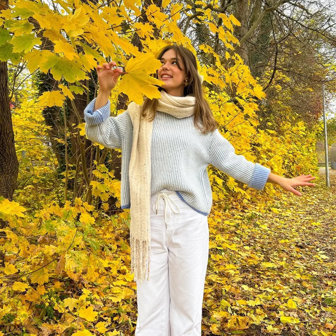 elegant fall outfits ideas 2026 Soft Knitwear and Light Tones for Early Fall Days