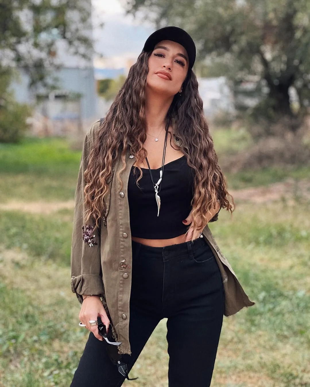 fall travel outfits with sneakers 2026 Dark Layers for Concert Nights and Weekend Trips