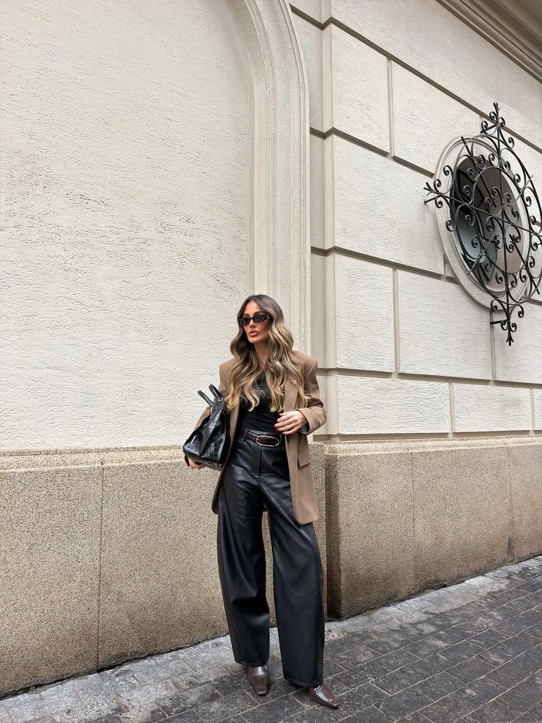 simple fall outfits ideas 2026 Leather Pants And Camel Blazer For Everyday Elegance