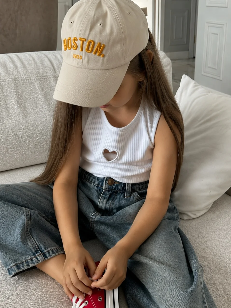 stylish fall outfits with jeans and sneakers 2026 The Cute Denim and Cap Pairing