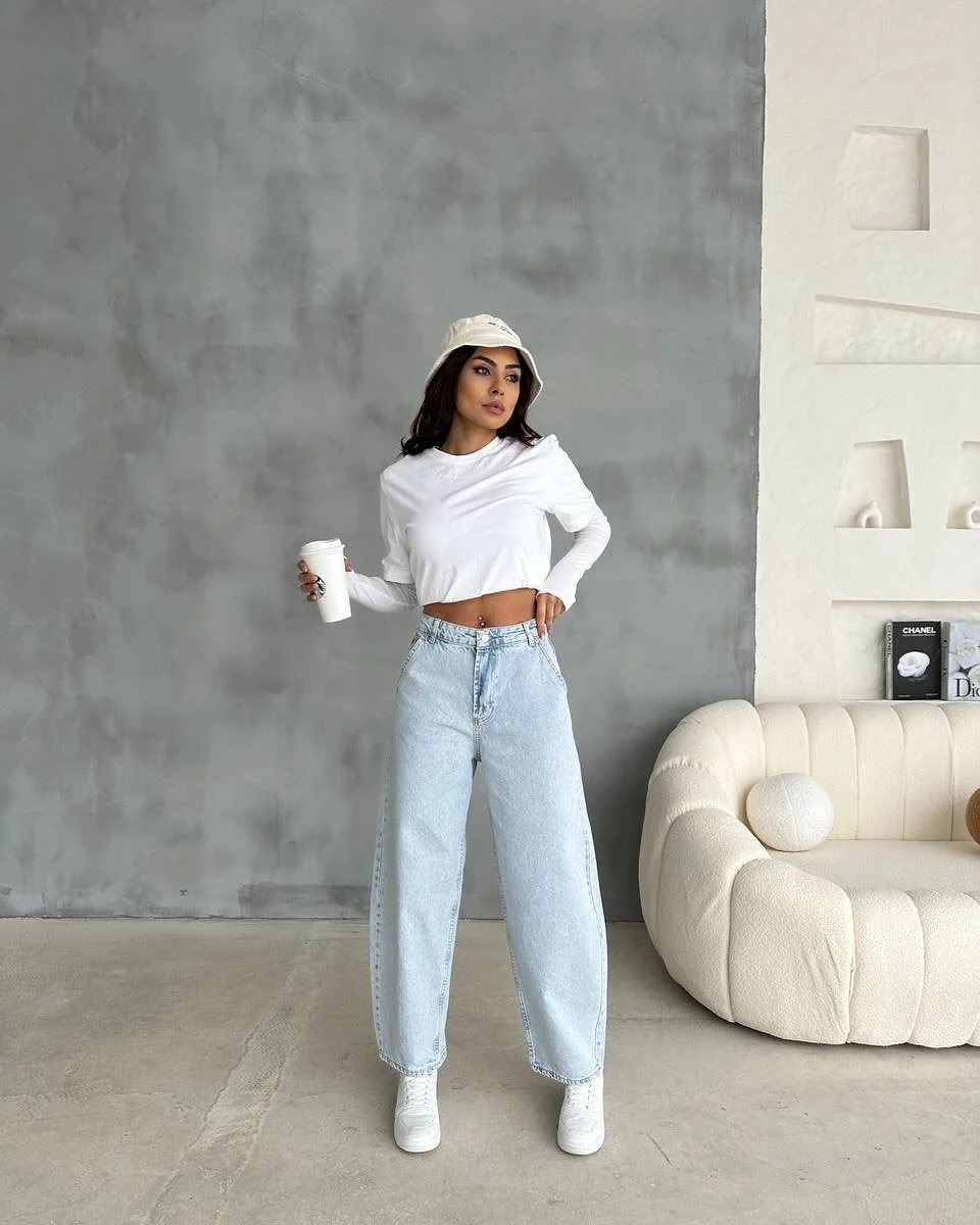 stylish fall outfits with jeans and sneakers 2026 The Minimalist Monochrome Approach to Fall Denim
