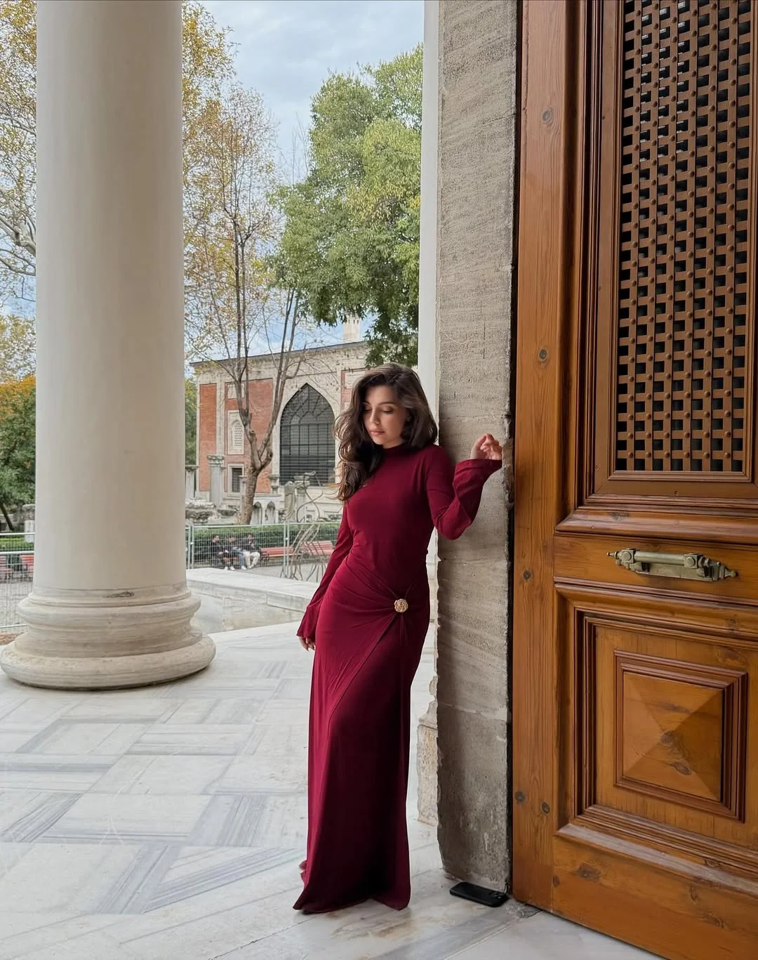 stylish fall travel wardrobe for women 2026 The Perfect Evening Dress For Autumn Getaways