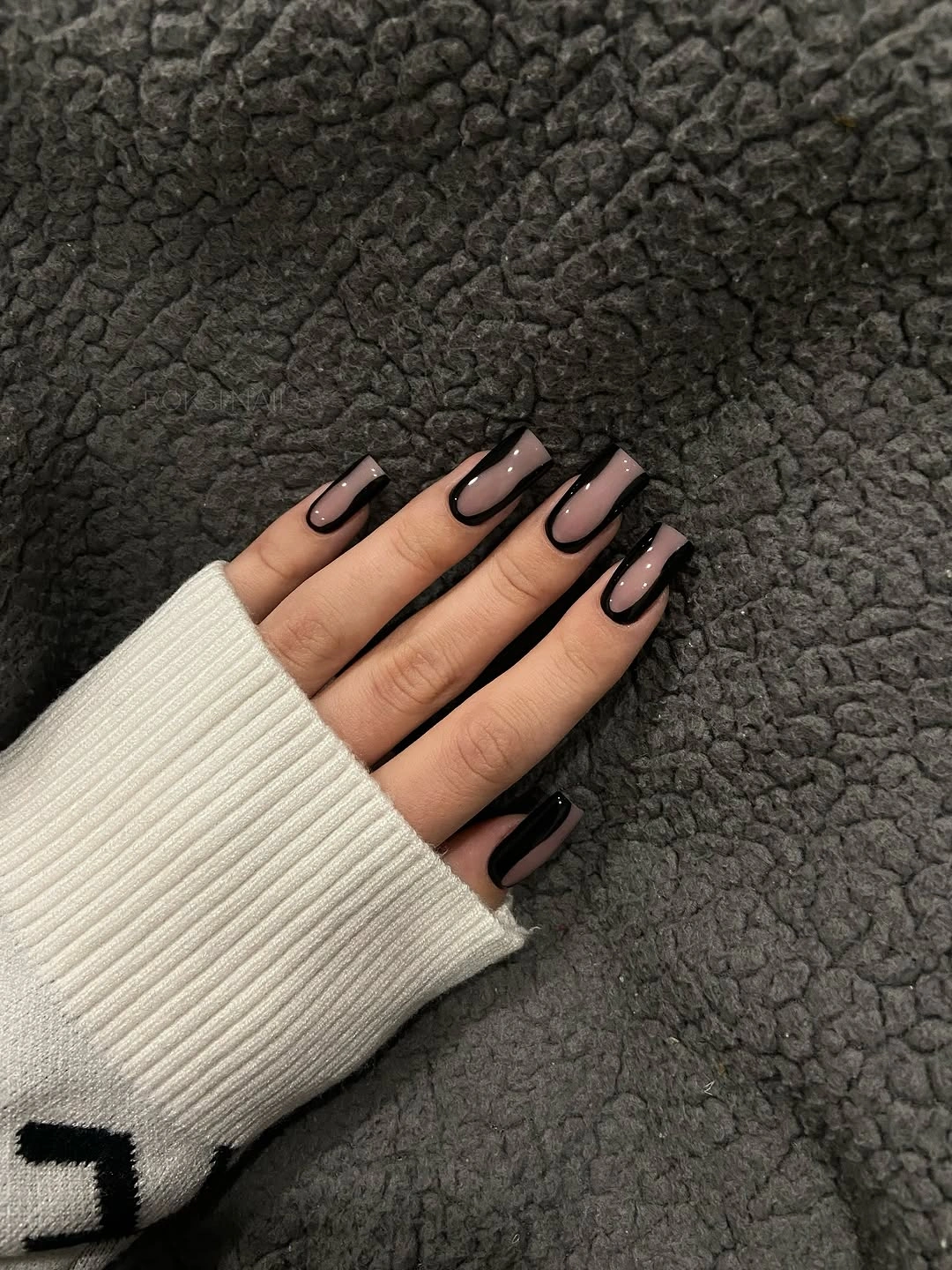 beautiful fall manicure 2026 Minimal Black Outline Nails