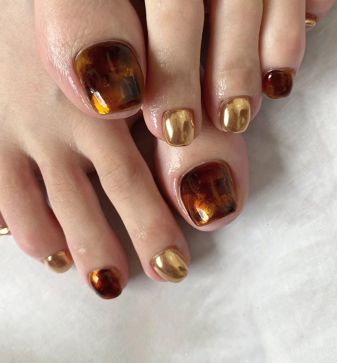 chic fall pedicure ideas 2026 Amber Tortoiseshell Meets Molten Gold