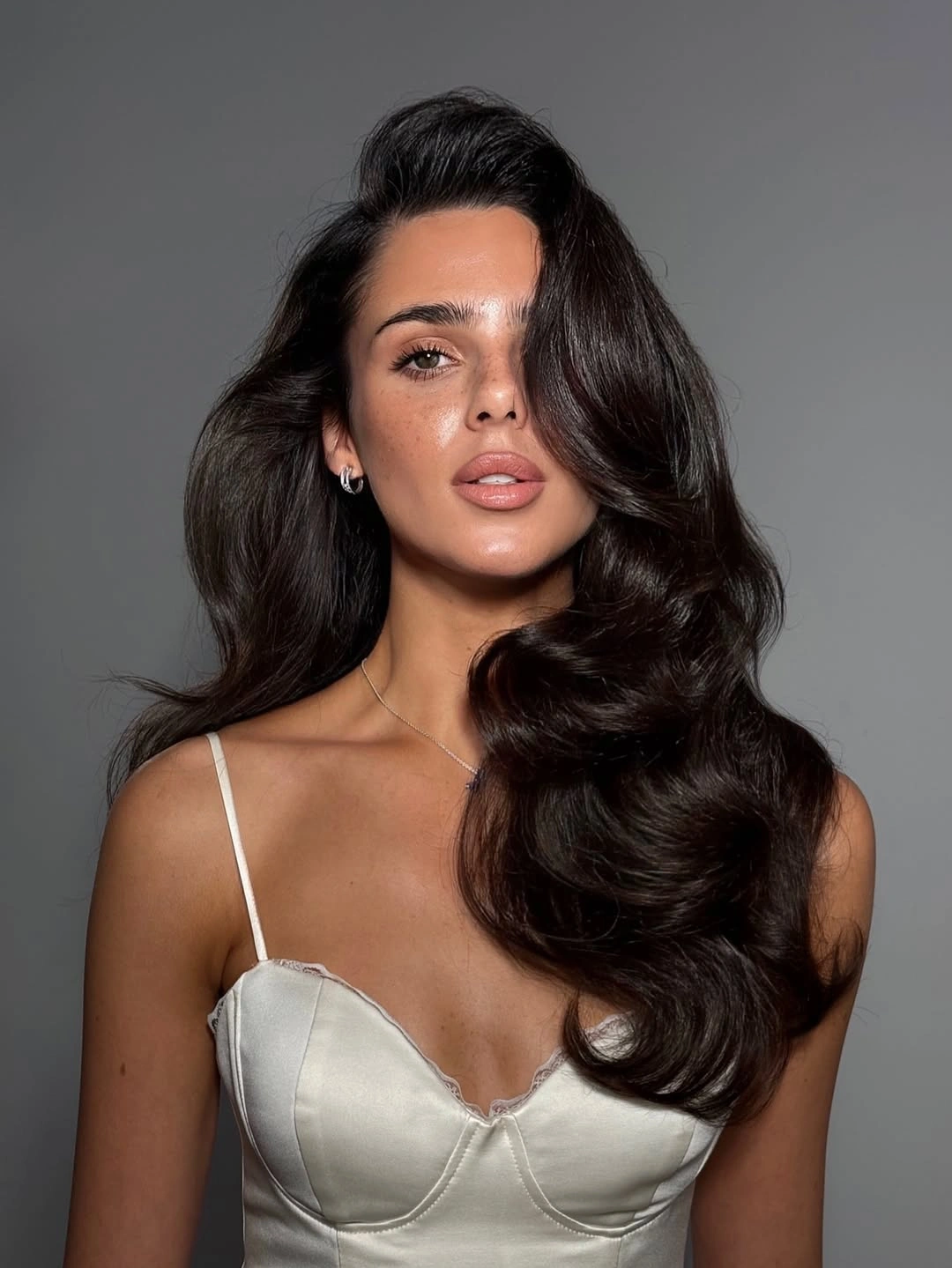 effortless body waves hairstyle Old Hollywood Volume With a Modern Side Sweep