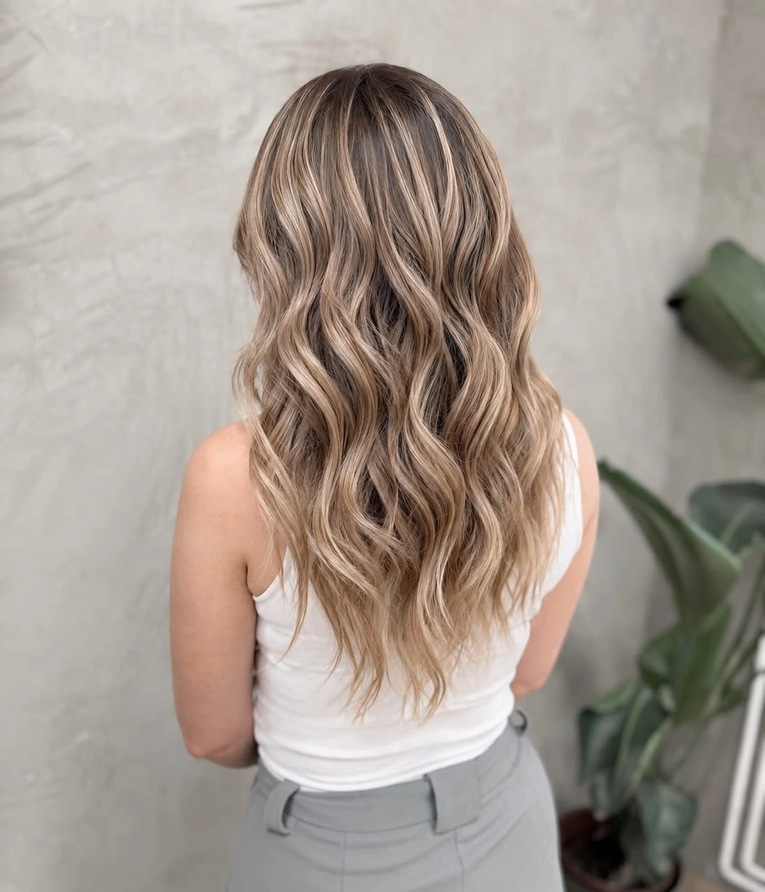 effortless heatless curls hairstyle Natural Beachy Texture With Soft Beige Highlights