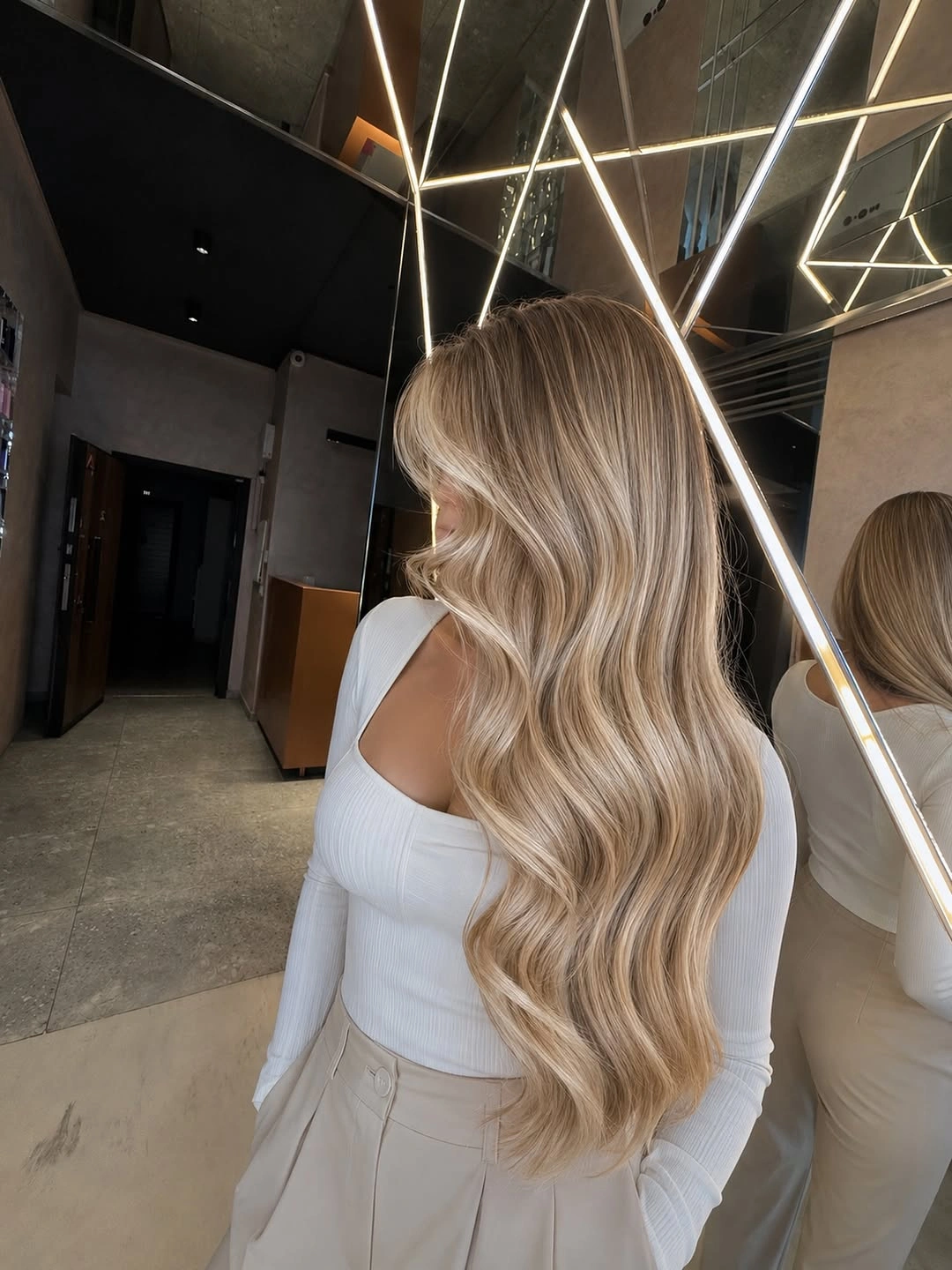 effortless heatless curls hairstyle Glossy Beige Blonde Hollywood-Inspired Waves