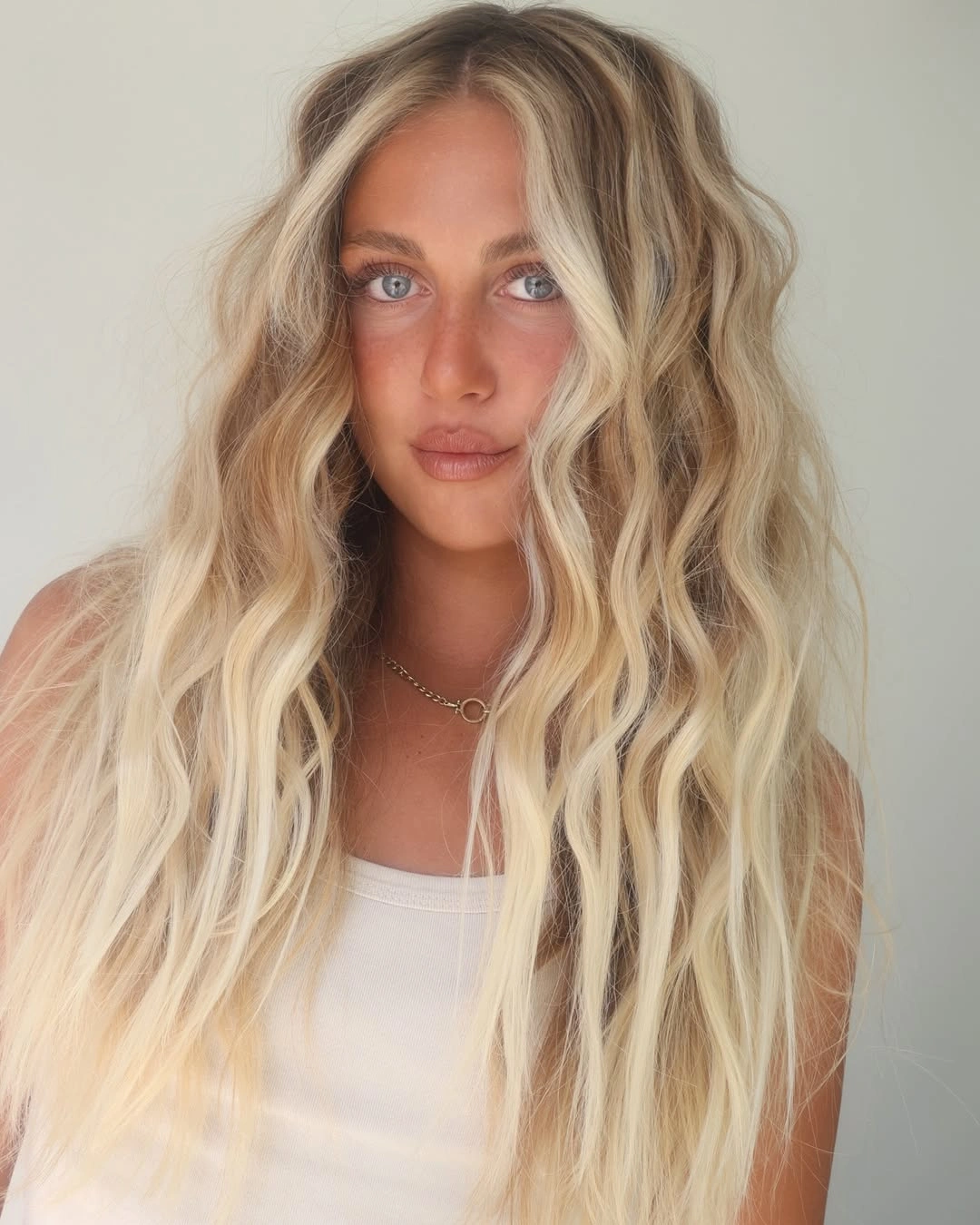 effortless heatless curls hairstyle Bright Scandinavian Blonde With Airy Texture