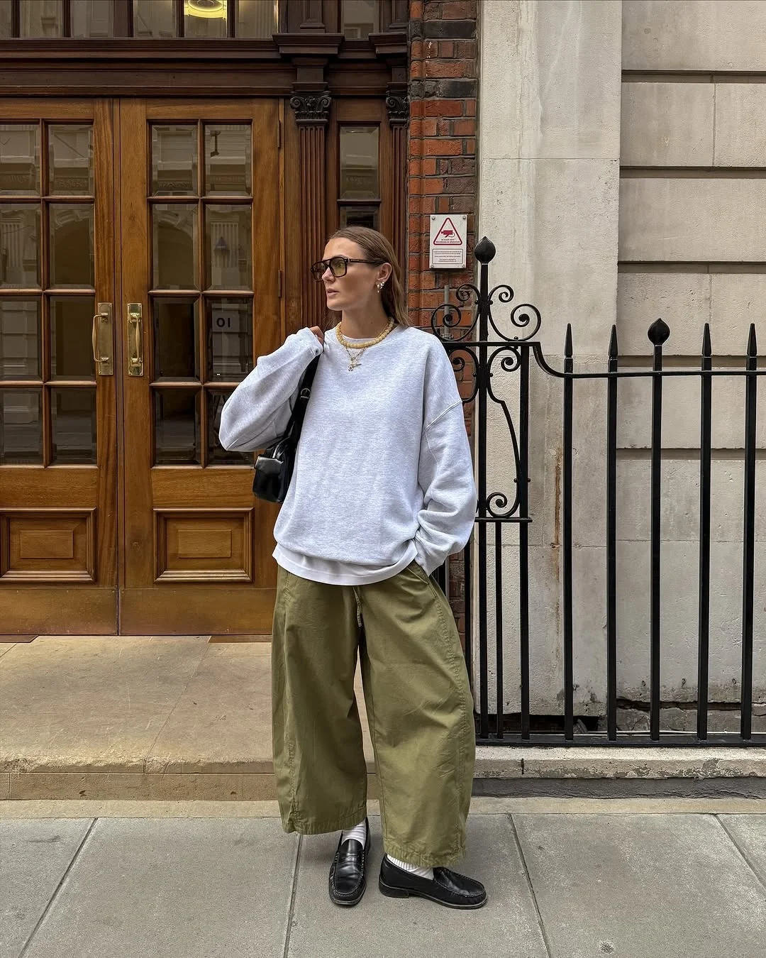 fall outfits wide leg trousers 2026 Relaxed Olive Wide-Leg Trousers with an Oversized Sweatshirt