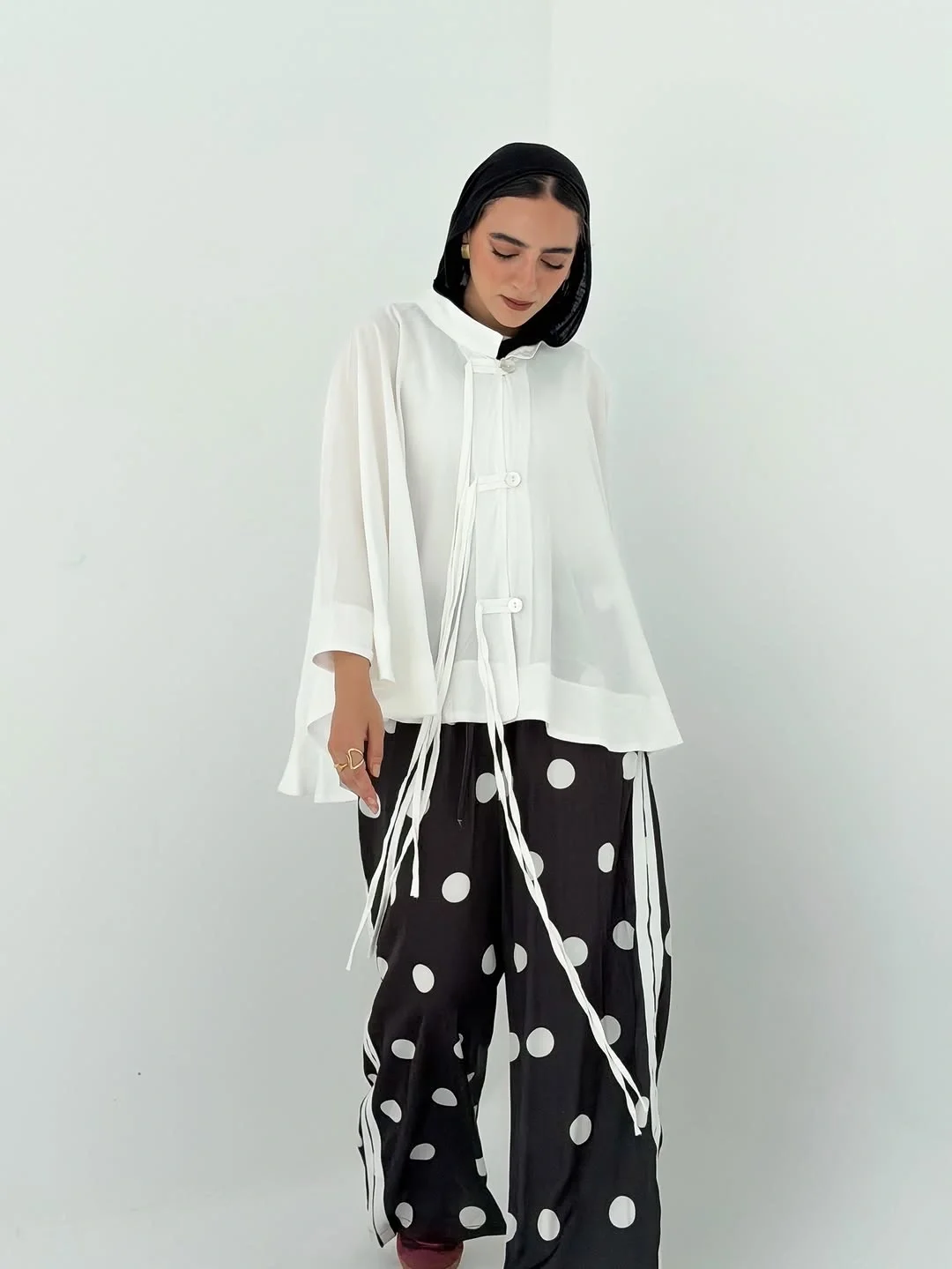 fall outfits wide leg trousers 2026 Bold Polka Dot Wide-Leg Trousers with Modern Contrast
