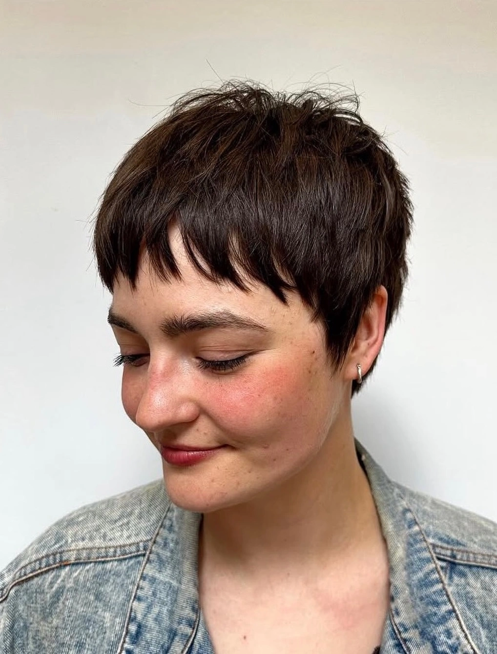 fall pixie haircut ideas 2026 Classic Cropped Pixie With Clean Lines