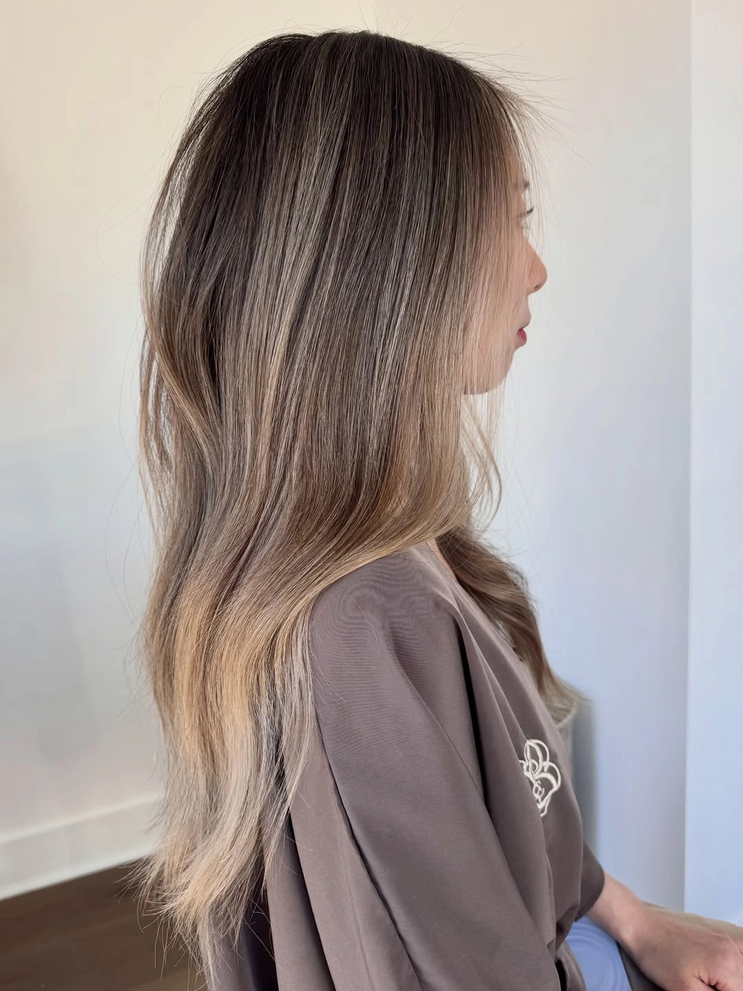 stunning fall blonde hair colour 2026 Dimensional Mushroom Blonde With Feathered Ends