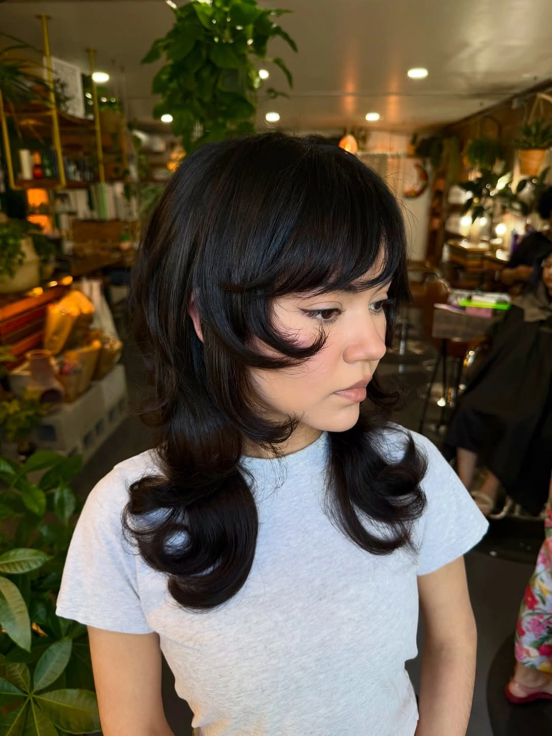 stylish choppy medium layered hair Glossy Retro Flip with Face-Framing Layers