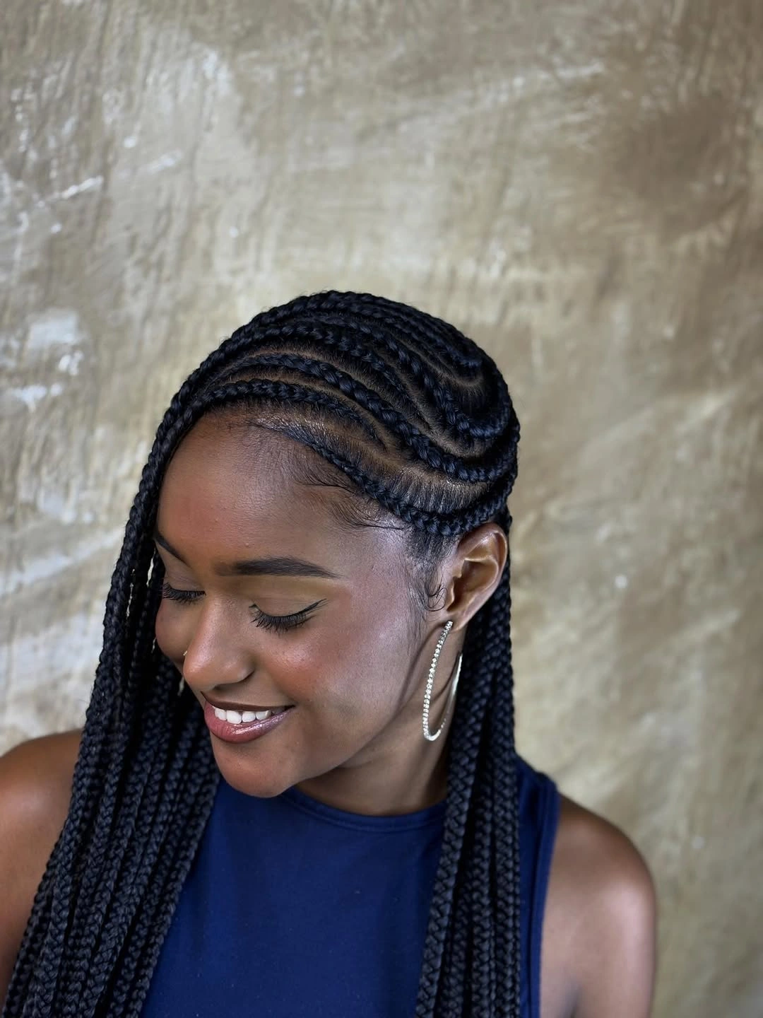 stylish lemonade braid hairstyle Elegant Waves Created Through Flowing Side Patterns