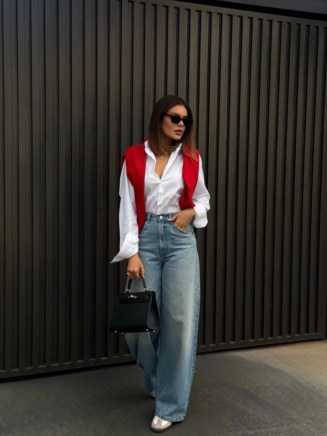 stylish september outfits ideas 2026 Relaxed Wide-Leg Denim With a Pop of September Color