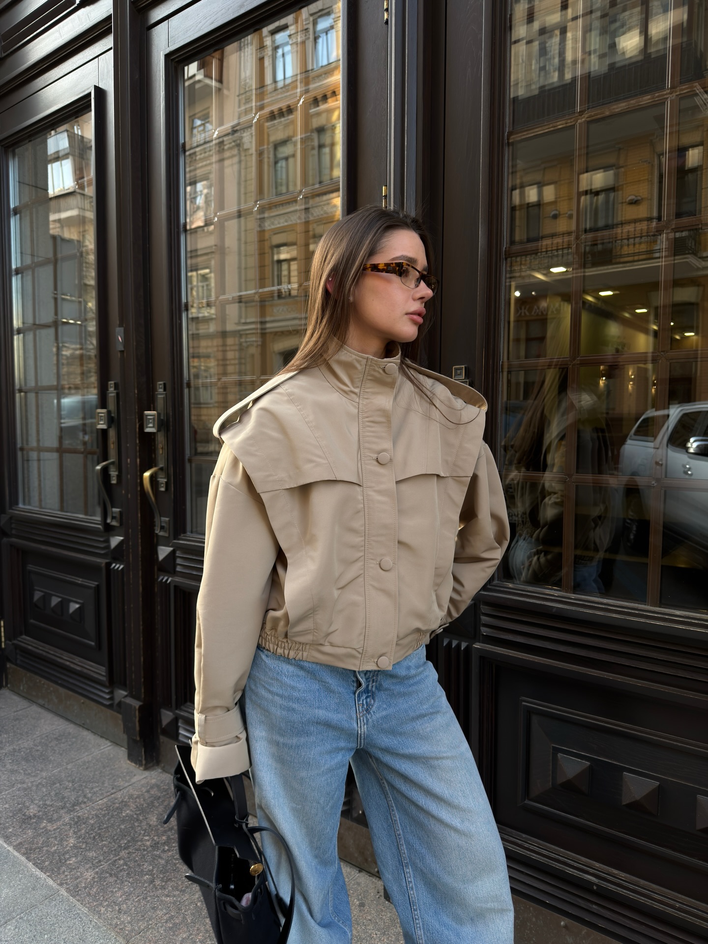 Trench coat fall outfits 2026 Minimal Short Trench with Casual Denim