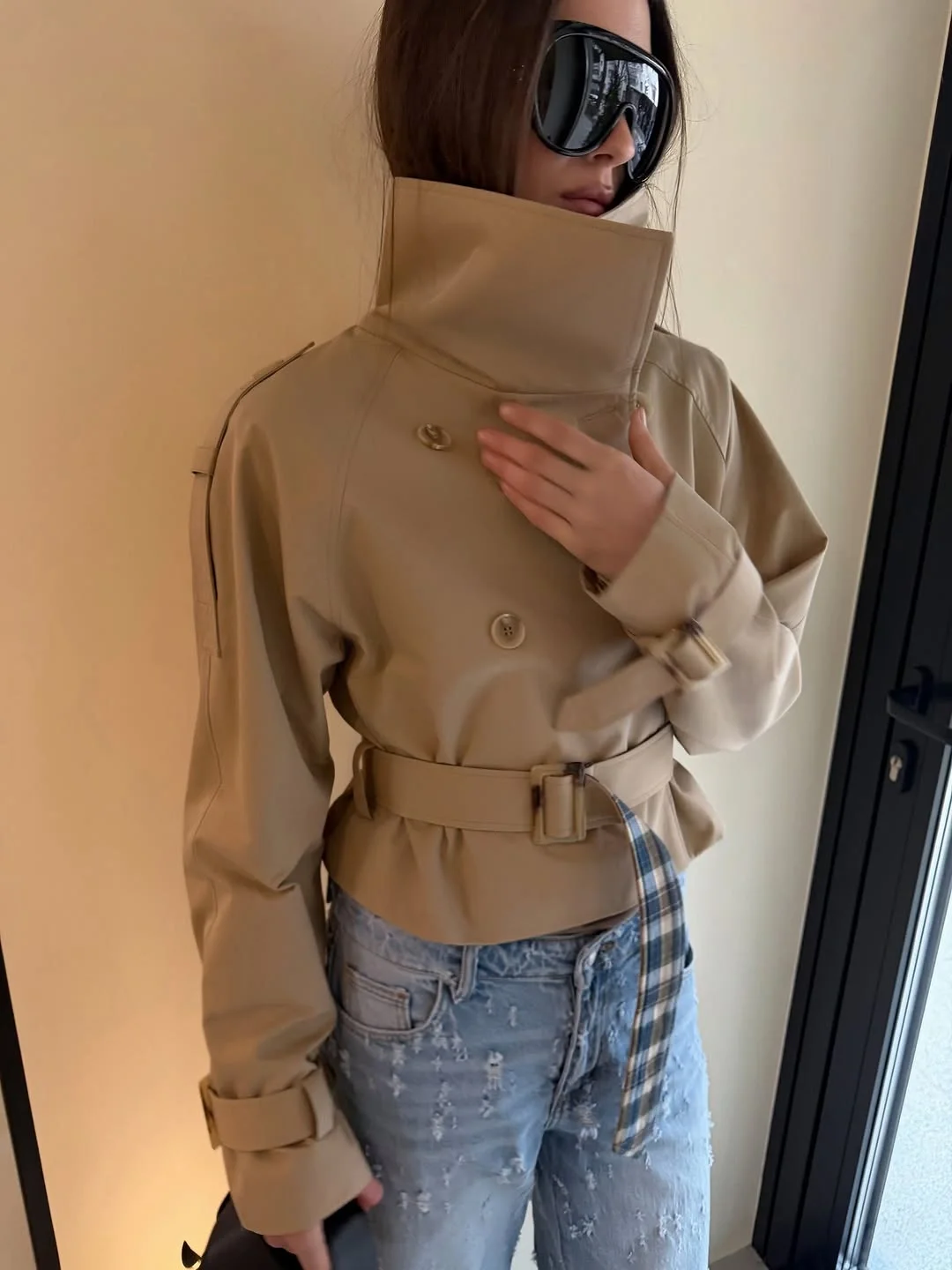 Trench coat fall outfits 2026 A Belted Short Trench That Refreshes Everyday Denim