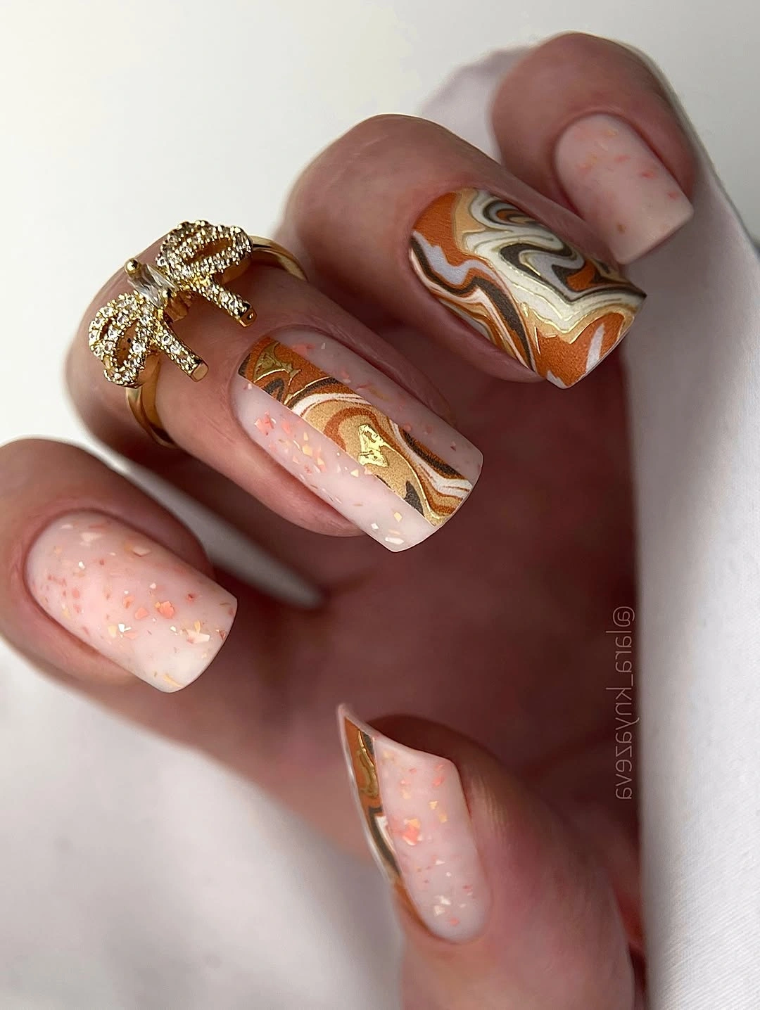 chic fall gel nails ideas 2026 warm brown marble and gold manicure
