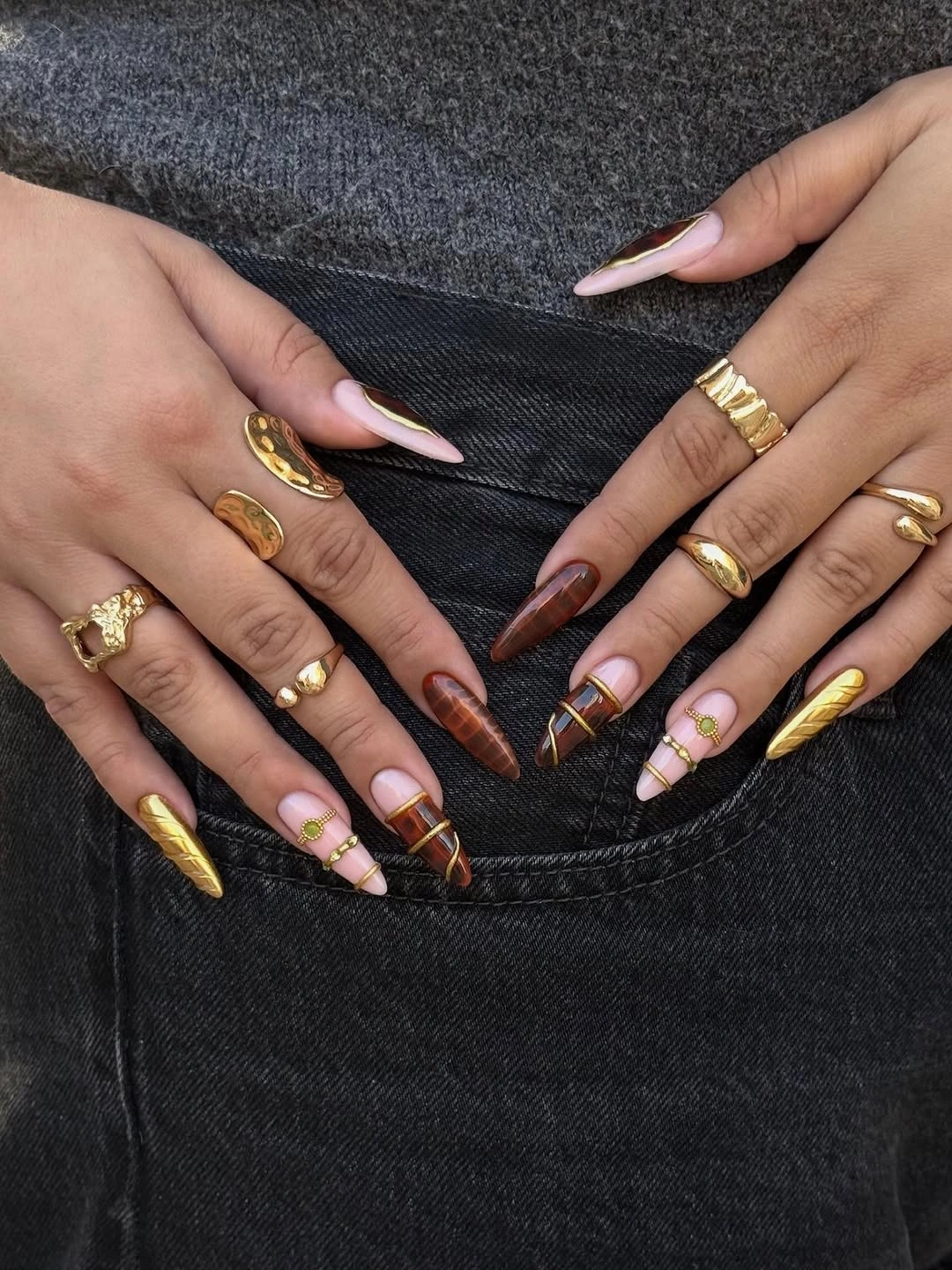 chic fall nails for brown skin tone Chocolate Tortoiseshell With Gold Jewelry Details