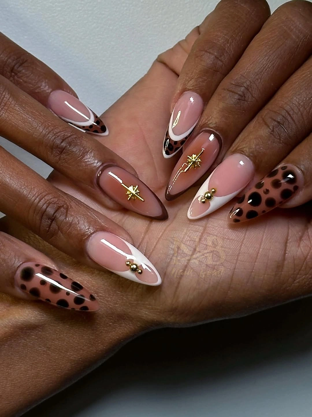 chic fall nails for brown skin tone Leopard French With Golden Starbursts