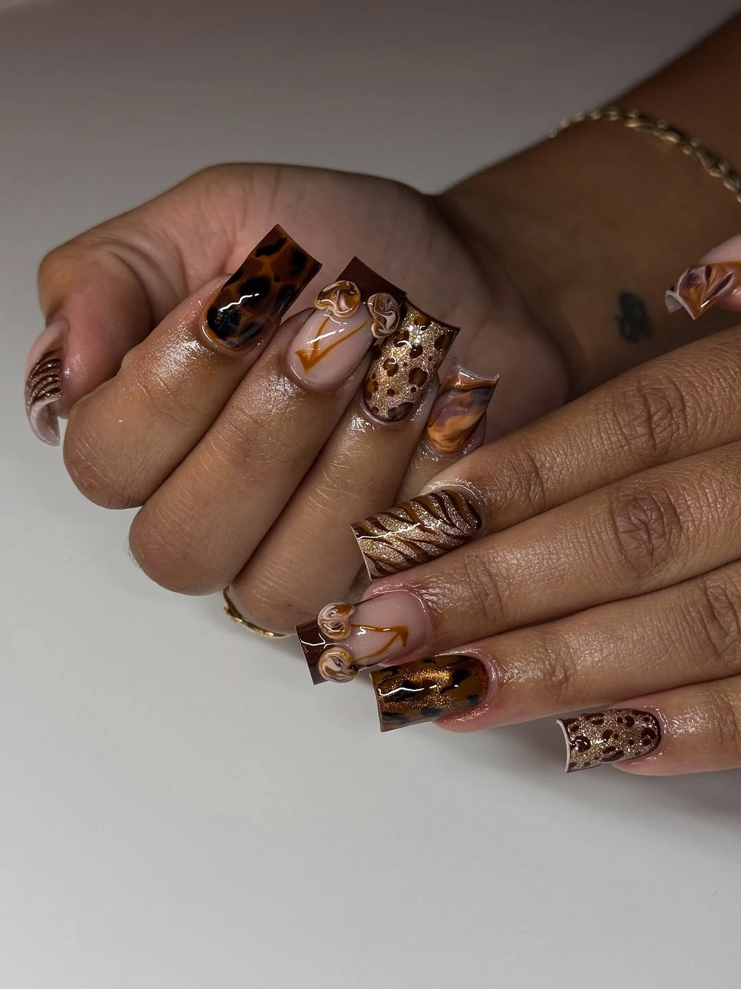 chic fall nails for brown skin tone Amber Tortoiseshell Nails With Luxe Texture